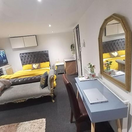 A Cosy Deluxe Size Studio With Queen Size And Sofa Bed Apartment ลีดส์ ภายนอก รูปภาพ