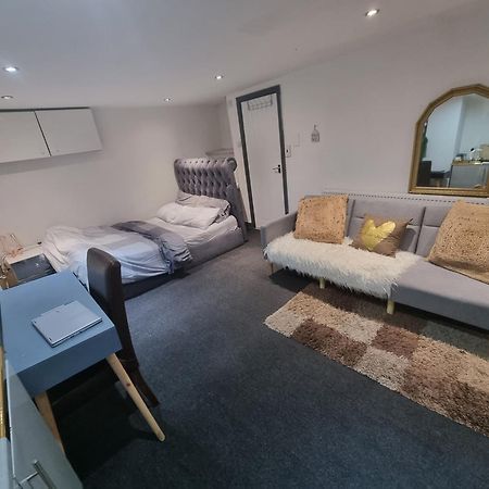 A Cosy Deluxe Size Studio With Queen Size And Sofa Bed Apartment ลีดส์ ภายนอก รูปภาพ