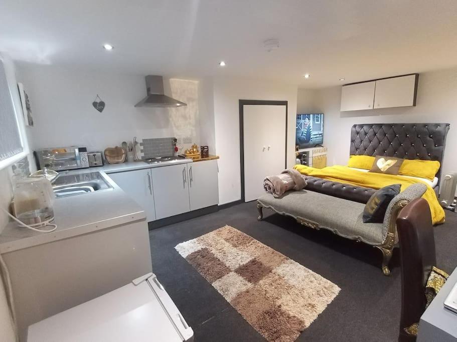 A Cosy Deluxe Size Studio With Queen Size And Sofa Bed Apartment ลีดส์ ภายนอก รูปภาพ