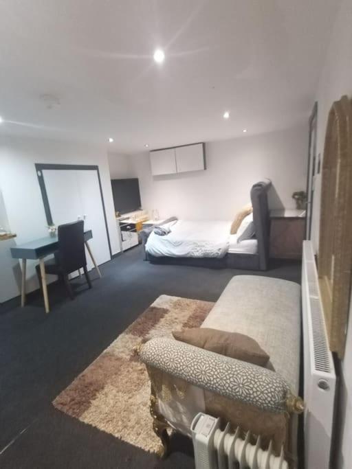 A Cosy Deluxe Size Studio With Queen Size And Sofa Bed Apartment ลีดส์ ภายนอก รูปภาพ