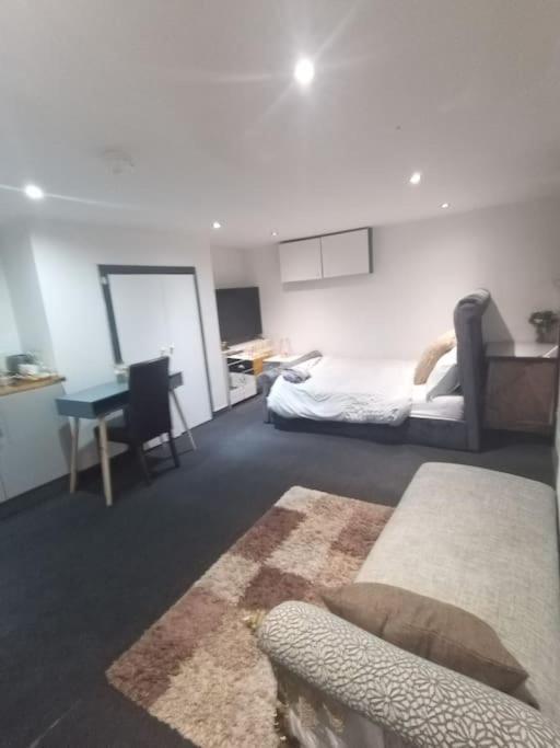 A Cosy Deluxe Size Studio With Queen Size And Sofa Bed Apartment ลีดส์ ภายนอก รูปภาพ