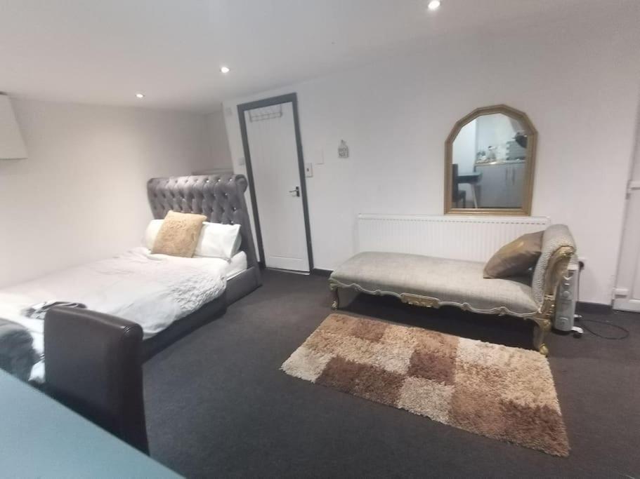 A Cosy Deluxe Size Studio With Queen Size And Sofa Bed Apartment ลีดส์ ภายนอก รูปภาพ