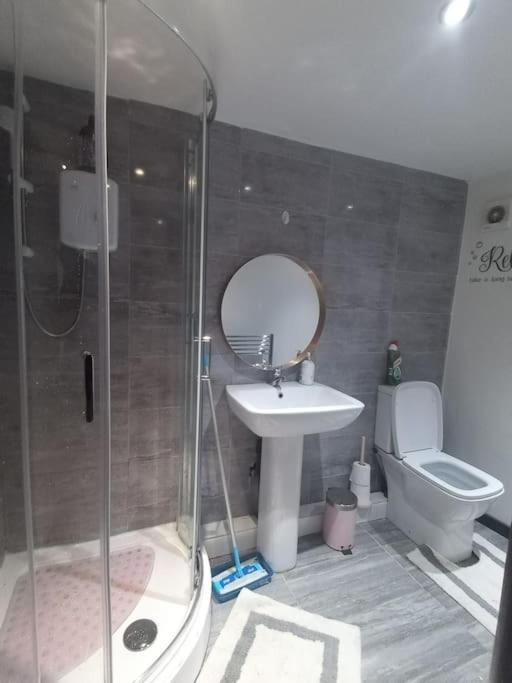 A Cosy Deluxe Size Studio With Queen Size And Sofa Bed Apartment ลีดส์ ภายนอก รูปภาพ