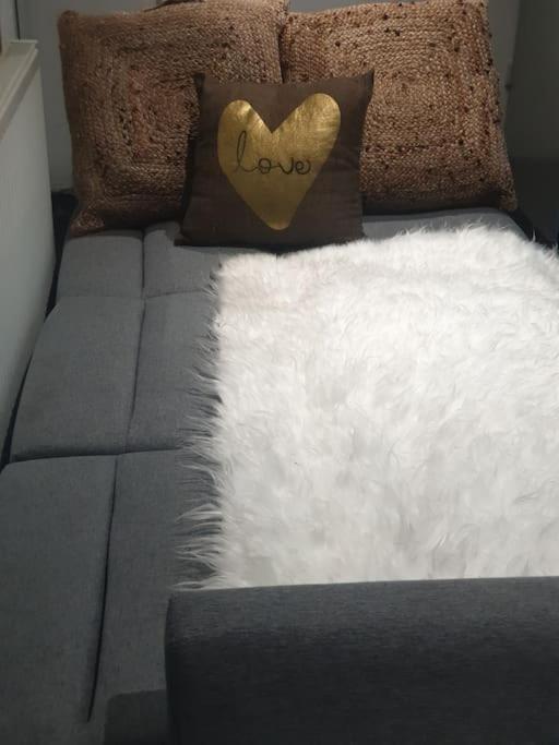 A Cosy Deluxe Size Studio With Queen Size And Sofa Bed Apartment ลีดส์ ภายนอก รูปภาพ