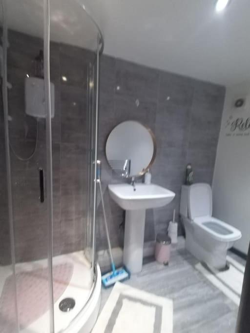 A Cosy Deluxe Size Studio With Queen Size And Sofa Bed Apartment ลีดส์ ภายนอก รูปภาพ