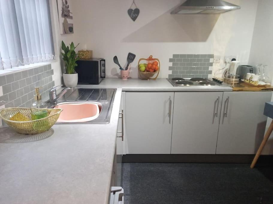 A Cosy Deluxe Size Studio With Queen Size And Sofa Bed Apartment ลีดส์ ภายนอก รูปภาพ