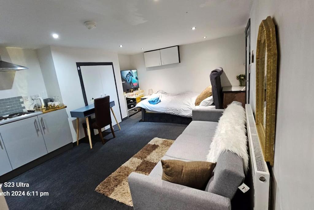 A Cosy Deluxe Size Studio With Queen Size And Sofa Bed Apartment ลีดส์ ภายนอก รูปภาพ