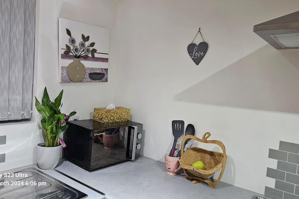A Cosy Deluxe Size Studio With Queen Size And Sofa Bed Apartment ลีดส์ ภายนอก รูปภาพ