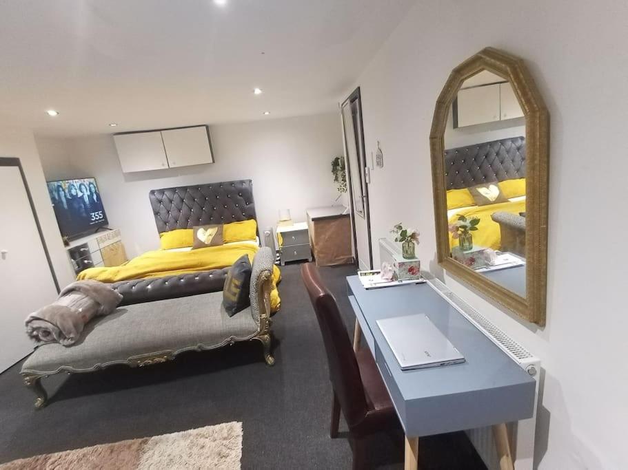 A Cosy Deluxe Size Studio With Queen Size And Sofa Bed Apartment ลีดส์ ภายนอก รูปภาพ