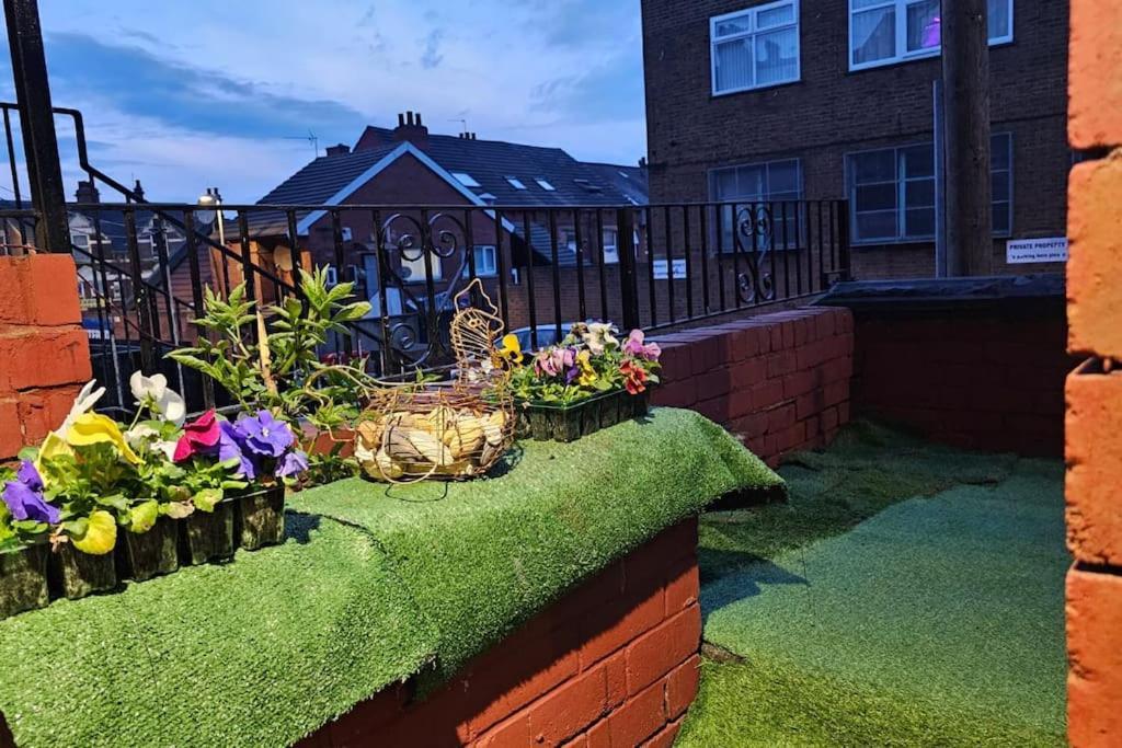 A Cosy Deluxe Size Studio With Queen Size And Sofa Bed Apartment ลีดส์ ภายนอก รูปภาพ