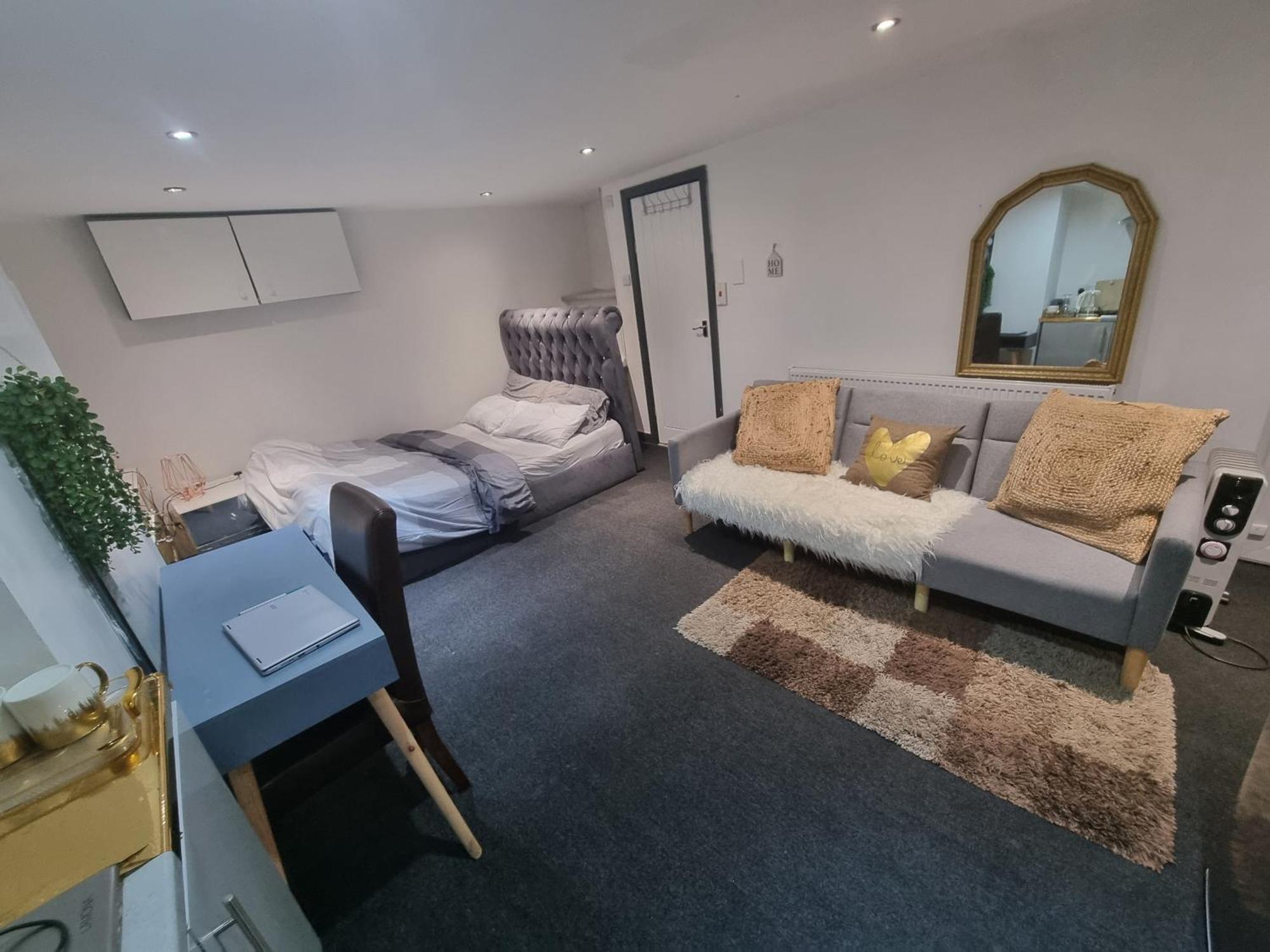 A Cosy Deluxe Size Studio With Queen Size And Sofa Bed Apartment ลีดส์ ภายนอก รูปภาพ