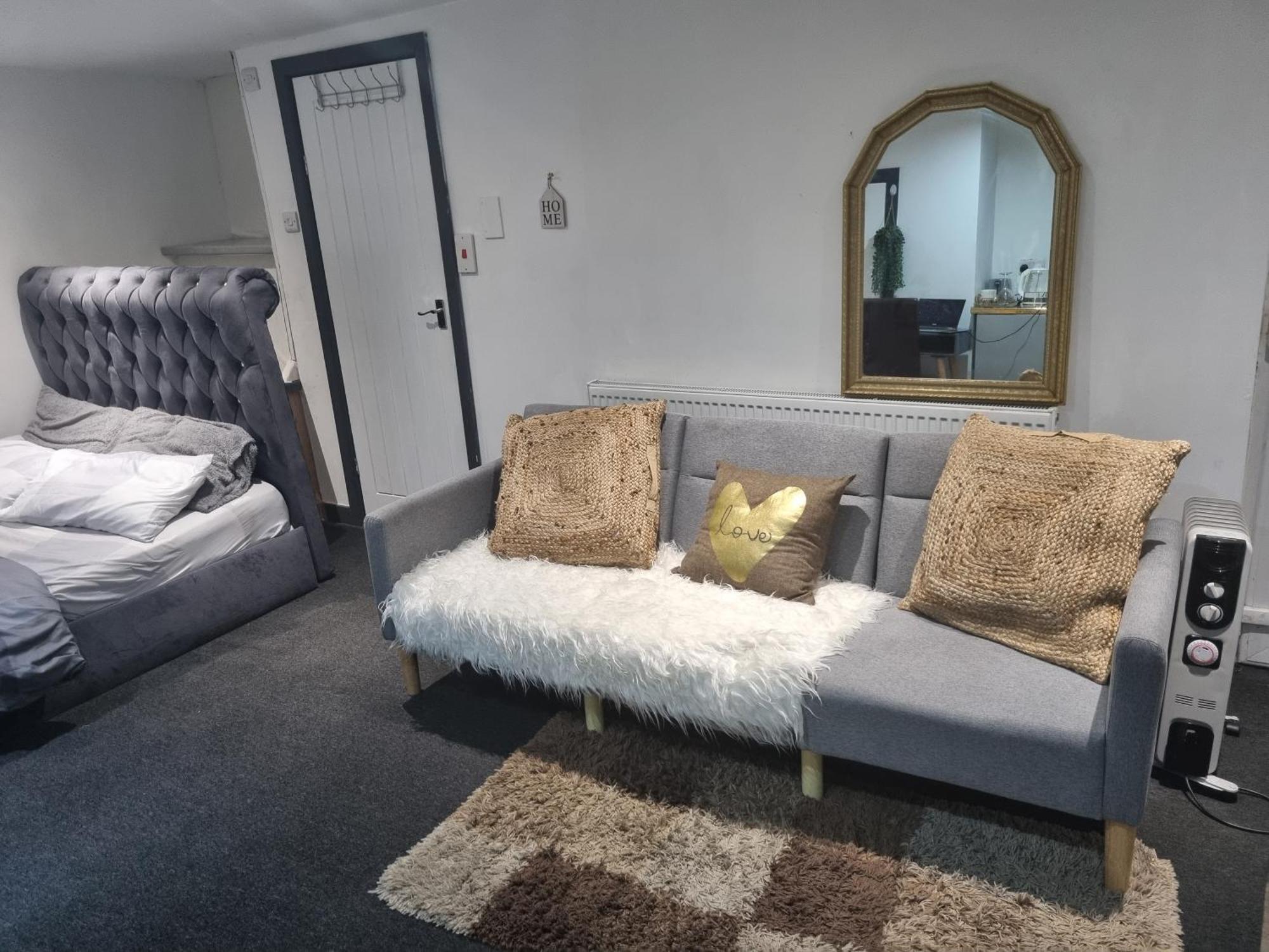 A Cosy Deluxe Size Studio With Queen Size And Sofa Bed Apartment ลีดส์ ภายนอก รูปภาพ
