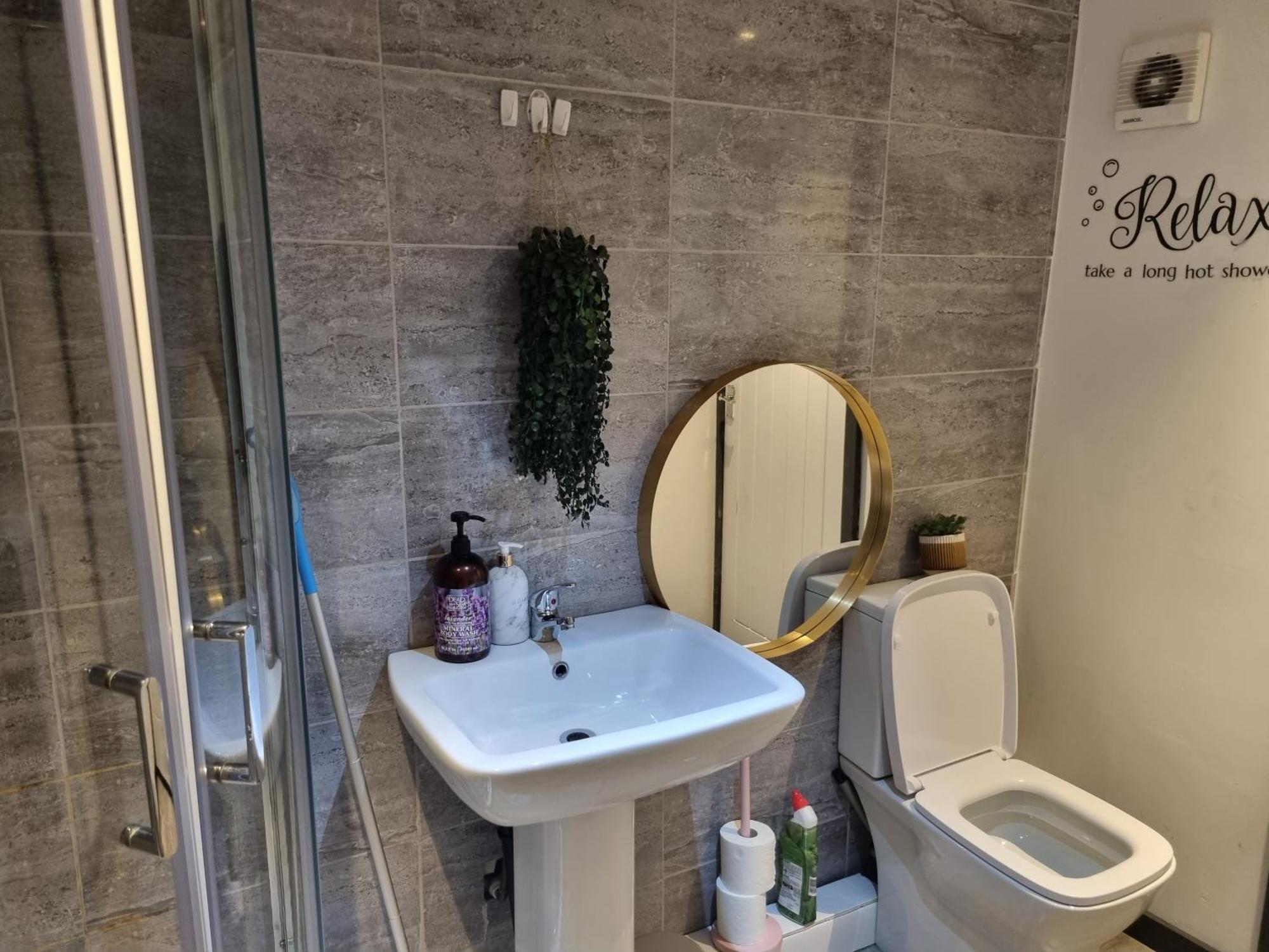 A Cosy Deluxe Size Studio With Queen Size And Sofa Bed Apartment ลีดส์ ภายนอก รูปภาพ